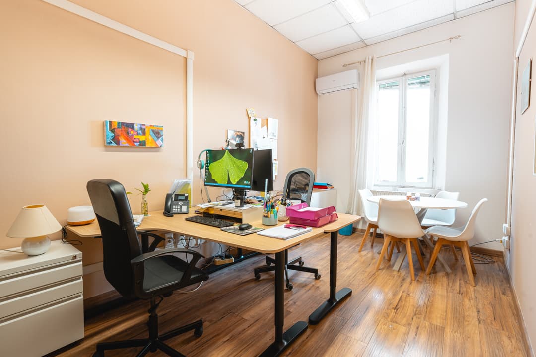 Donna che parla al telefono